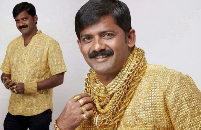 Data Fudž sa svojom zlatnom košuljom Data Fudž sa svojom zlatnom košuljom